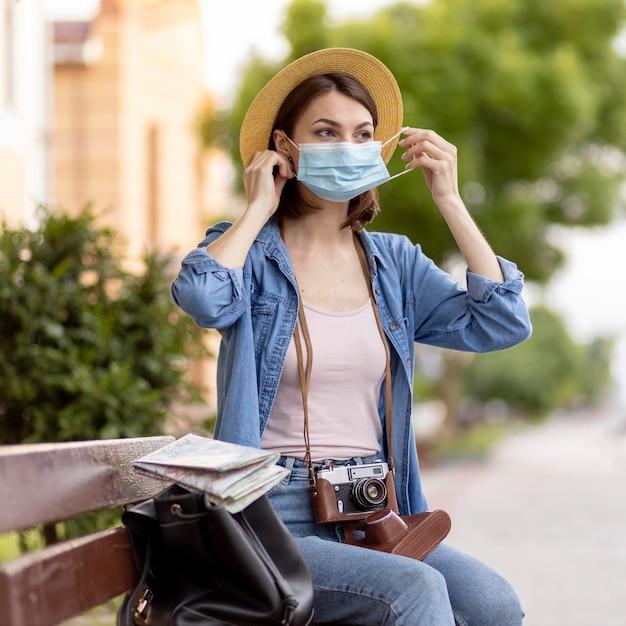 Ritratto di donna con maschera viso all'aperto