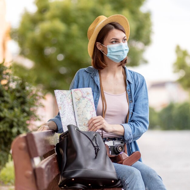 Ritratto di donna con maschera viso all'aperto