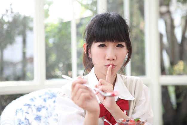 カフェで食べ物を食べている唇に指をつけた女性の肖像画