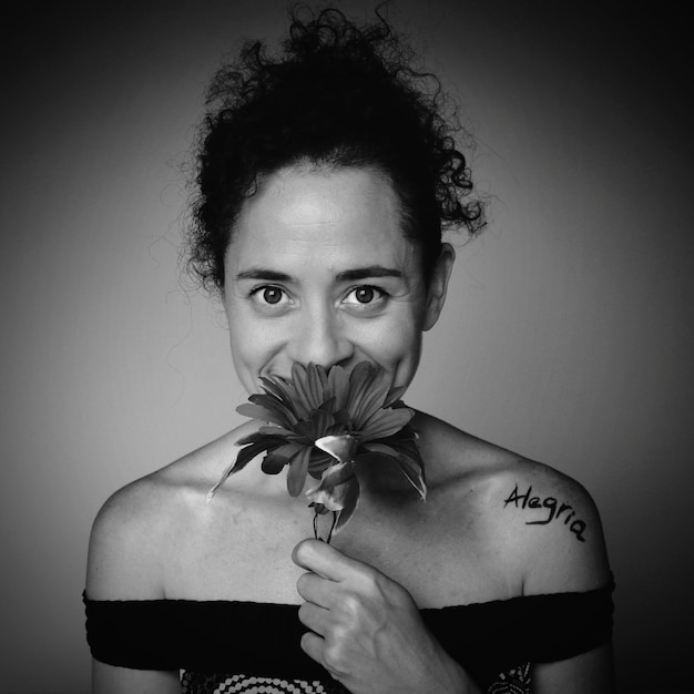 Photo portrait of woman with flower and smile