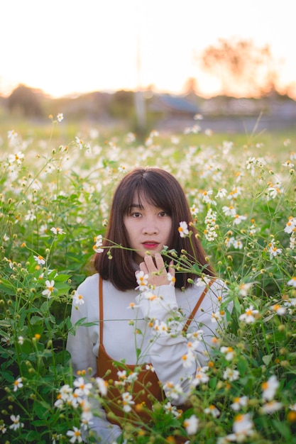 畑で花をかせた女性の肖像画