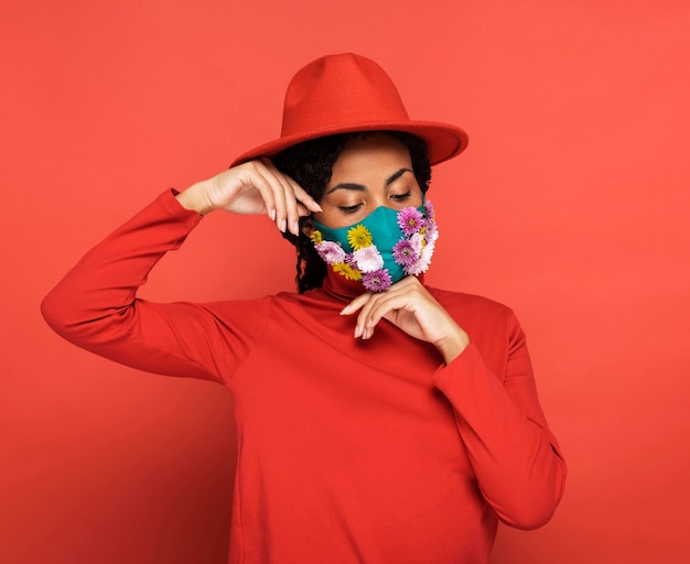 Портрет женщины с цветами на маске