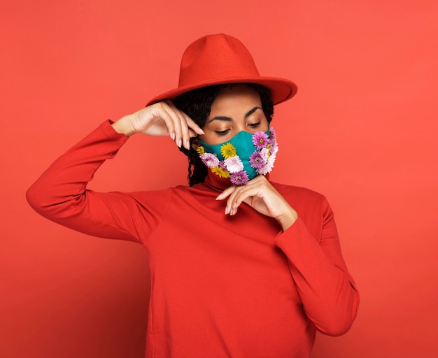 Photo portrait of woman with flowers on her mask