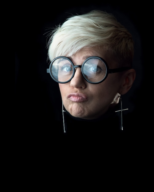 Портрет женщины в очках, которая делает гримасу