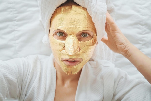 Foto ritratto di una donna con una maschera dorata