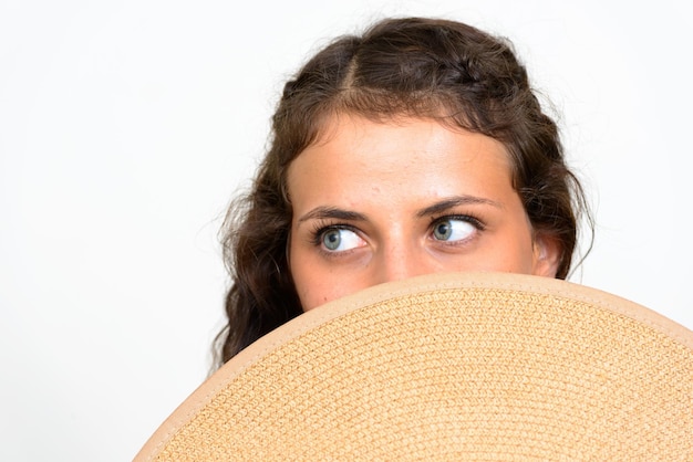 Photo portrait of woman with hair against white background