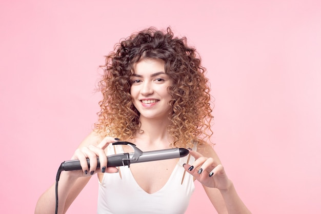 Photo portrait woman with hair curler