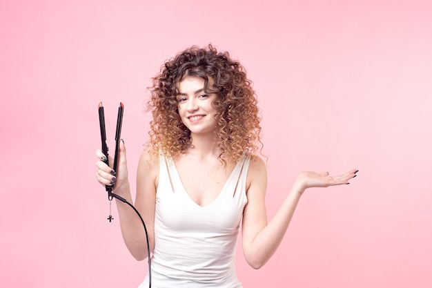 Photo portrait woman with hair straightener