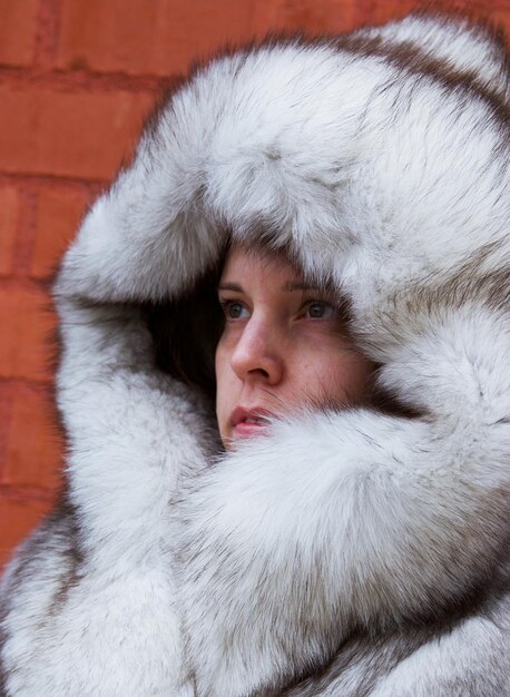 Photo portrait of woman with hand in snow