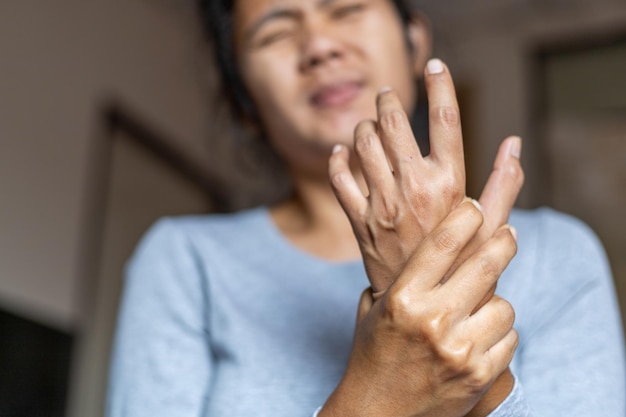 Foto ritratto di una donna con la mano sul divano a casa