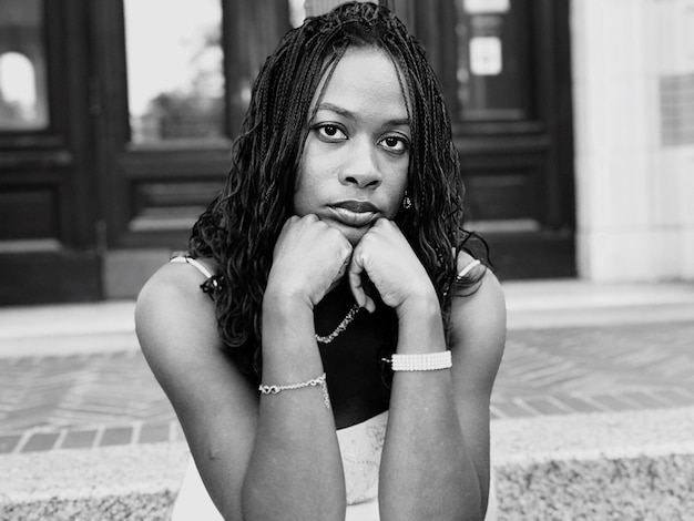 Photo portrait of woman with hands on chin