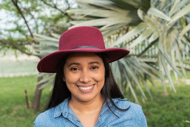 Photo portrait of a woman with a hat in the open air