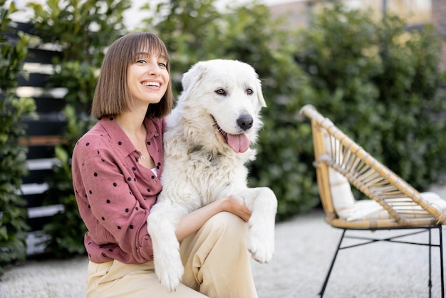 裏庭で彼女の犬と一緒に女性の肖像画