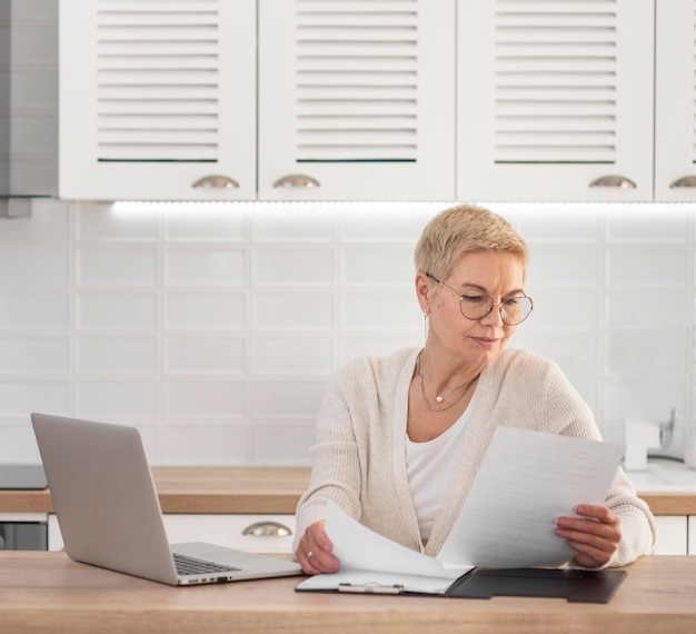 Photo portrait woman with laptop working