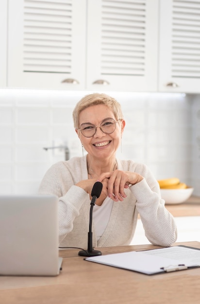 Photo portrait woman with laptop working