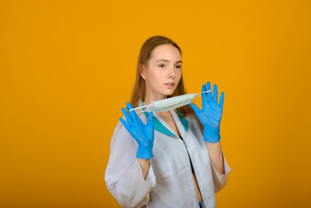 Foto ritratto di una donna con maschera medica