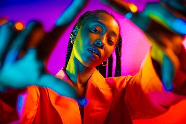 Photo portrait of woman with multi colored hair