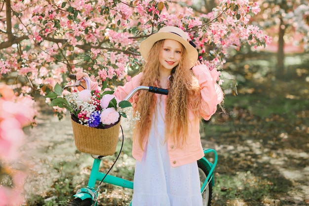 Photo portrait of woman with pink flower standing against plants