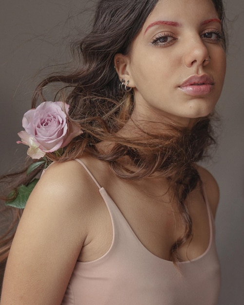 Foto ritratto di una donna con una rosa rosa