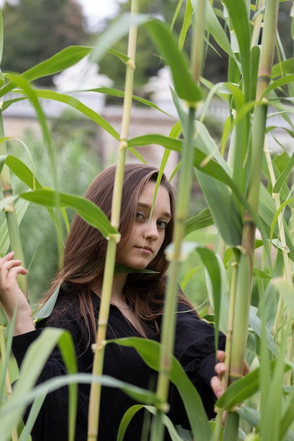 Foto ritratto di donna con piante in campo