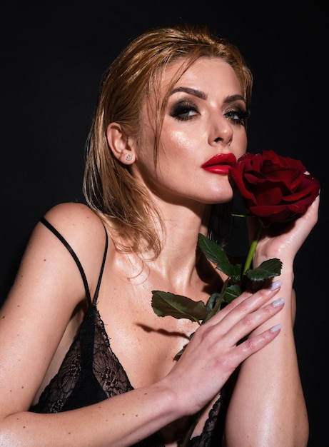 赤いバラを持つ女性の肖像画 バラの花を持つ魅力的な女性の肖像画 美容ファッションモデルの女性の顔 フィルターなしの変化のない肌
