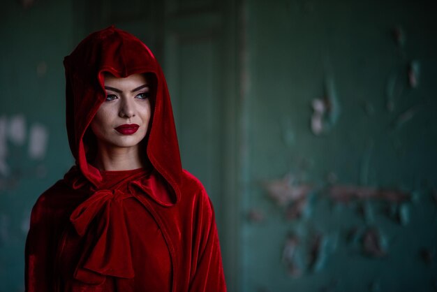 Photo portrait of woman with red eyes