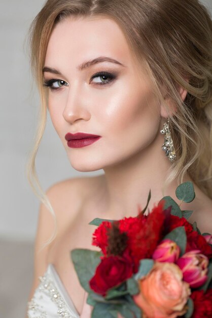 Foto ritratto di donna con un fiore rosso