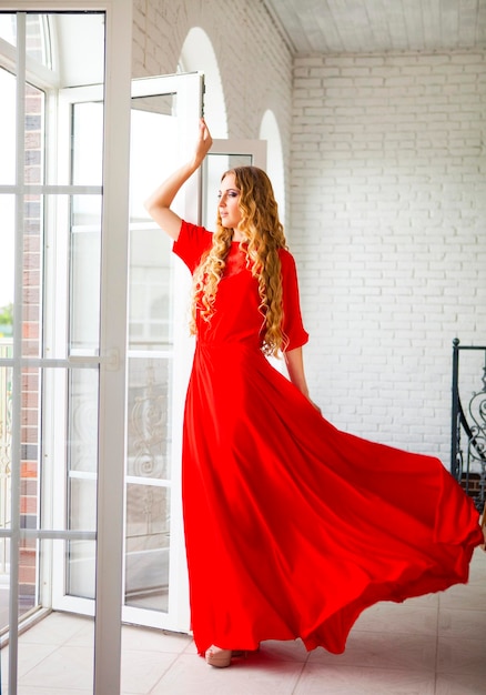 Photo portrait of woman with red umbrella standing in corridor