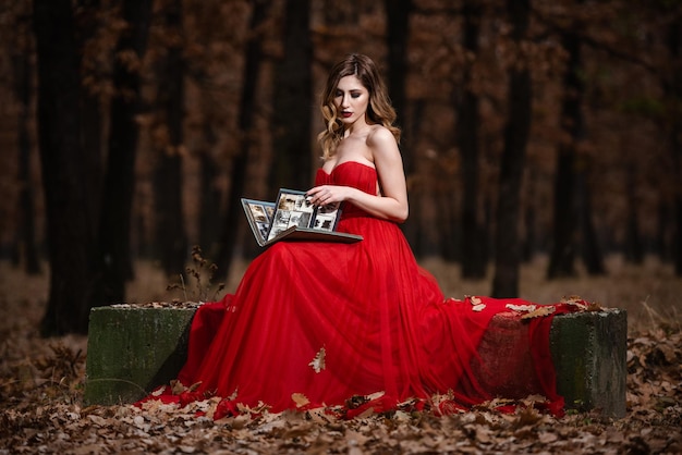 Photo portrait of woman with red umbrella