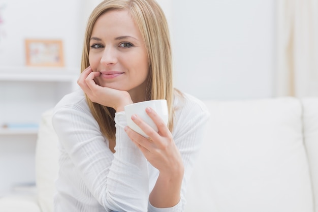 Ritratto di donna con una tazza di tè a casa