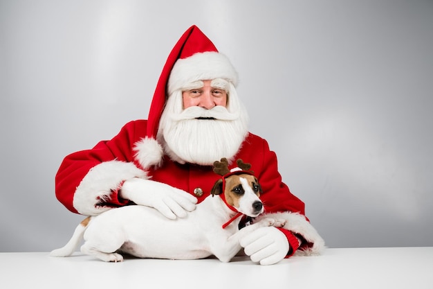 Photo portrait of woman with teddy bear against white wall