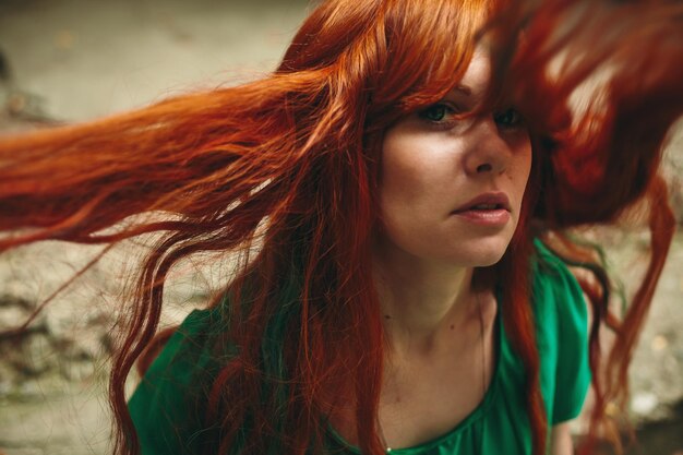 Foto ritratto di una donna con i capelli disordinati