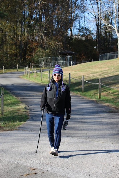 Photo portrait of woman with umbrella on footpath