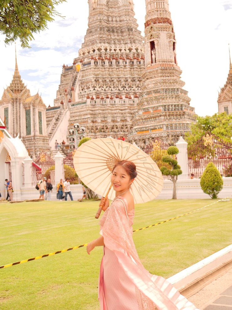 Photo 木に寄りかかって傘をかぶった女性の肖像画