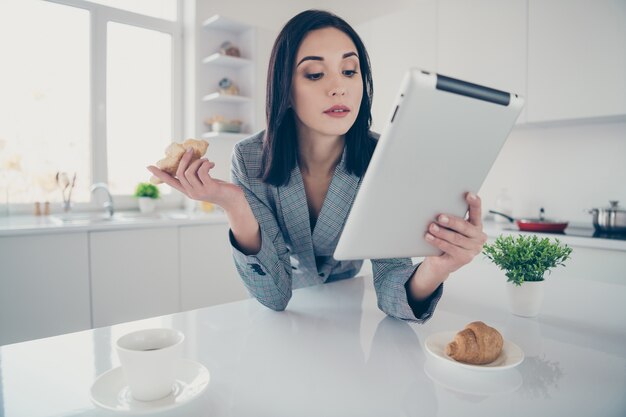 働くと朝食を食べる肖像画の女性