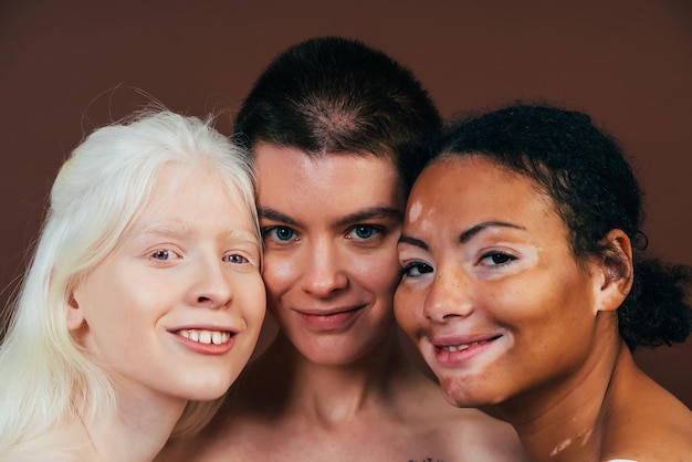 Photo portrait of women against colored background