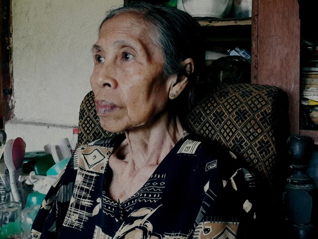 Photo portrait of women sitting at home