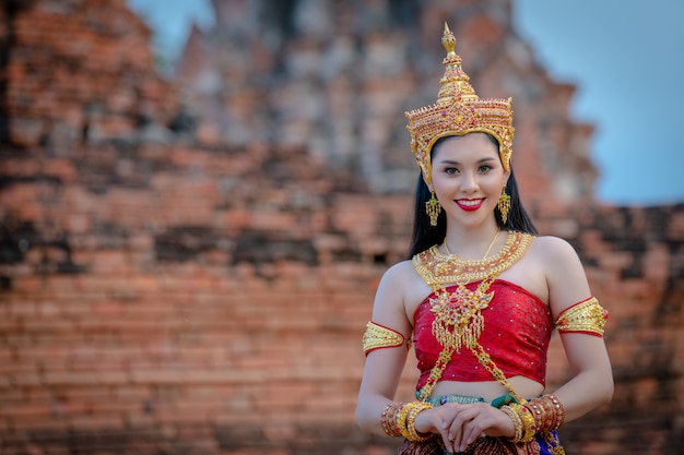 태국 전통 의상을 입은 초상화 여성