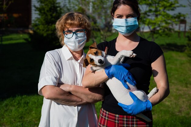 Foto ritratto di una donna con un cane