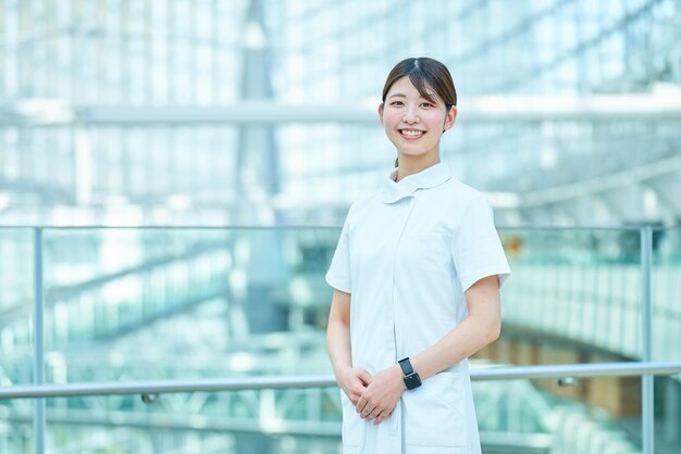 Photo portrait of working woman in white coat
