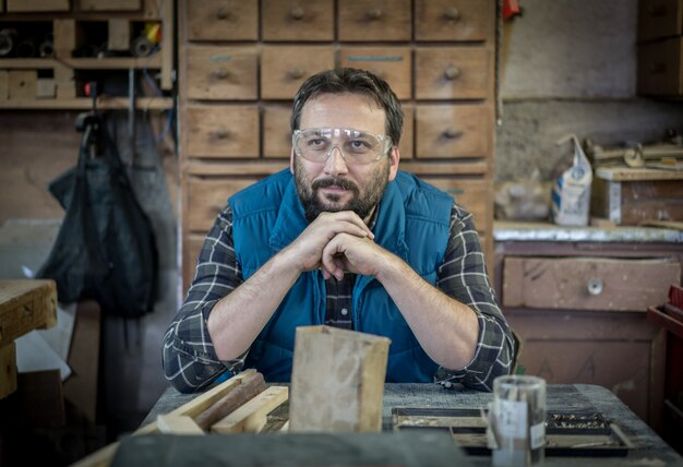 Ritratto di officina artigianato uomo al chiuso