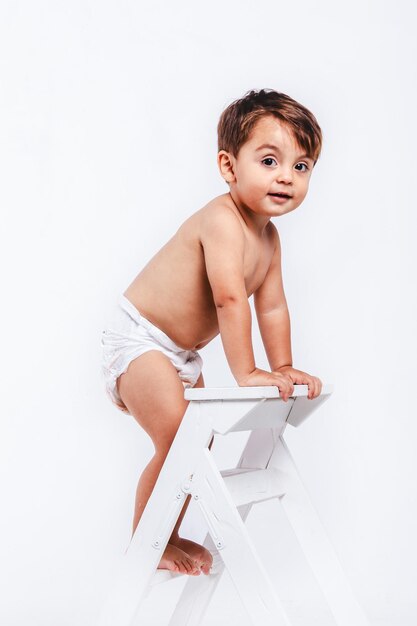 Foto ritratto di un ragazzo di un anno in pannolino in una ripresa in studio