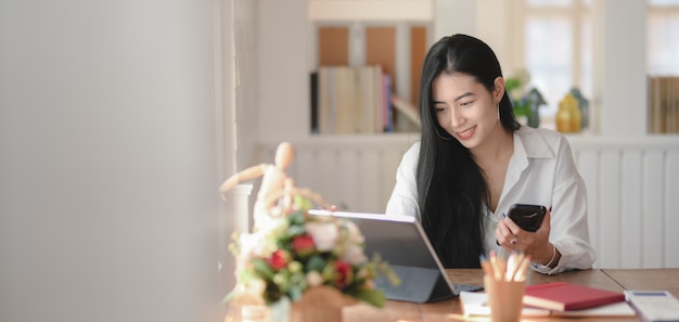 현대 사무실에서 그녀의 프로젝트에서 작업하는 젊은 사랑스러운 사업가의 초상화