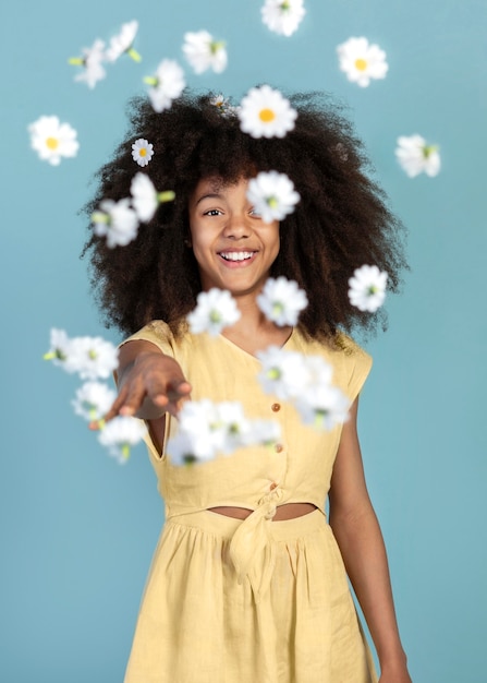 Photo portrait of young adorable girl posing with chamomile flowers