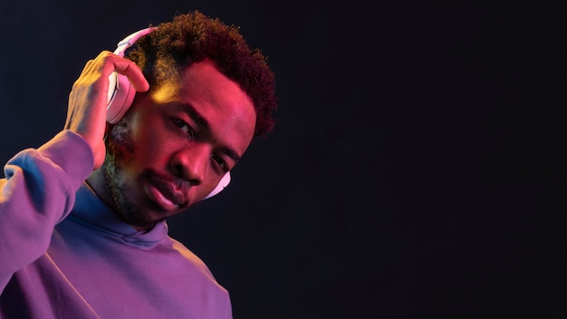 Photo portrait young african american man with headphones