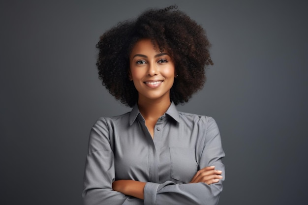 Photo portrait of young african american woman standing with hands on waist and looking at camera