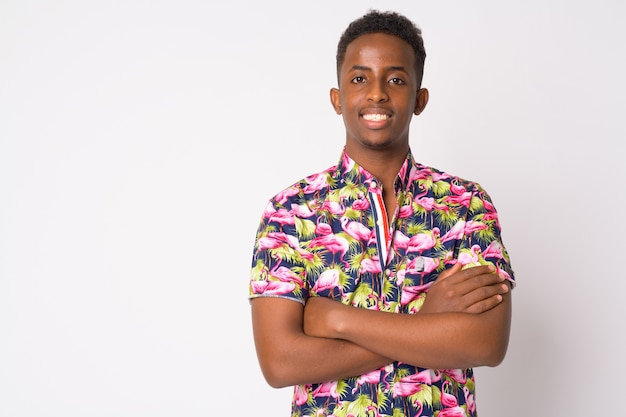 Photo portrait of young african tourist man with afro hair against white wall