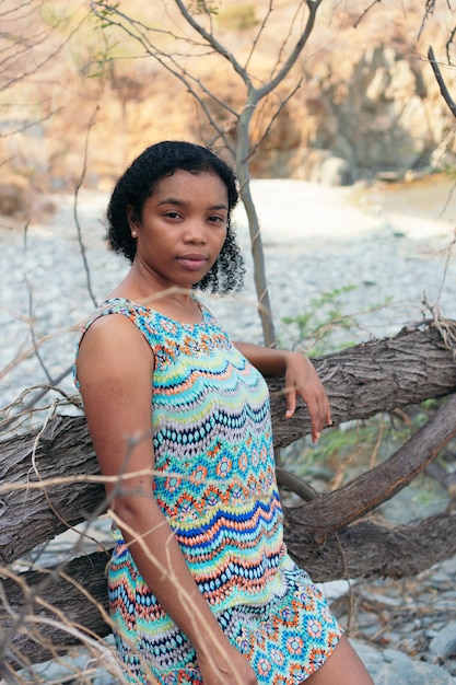 Photo portrait of a young african woman standing in the open air