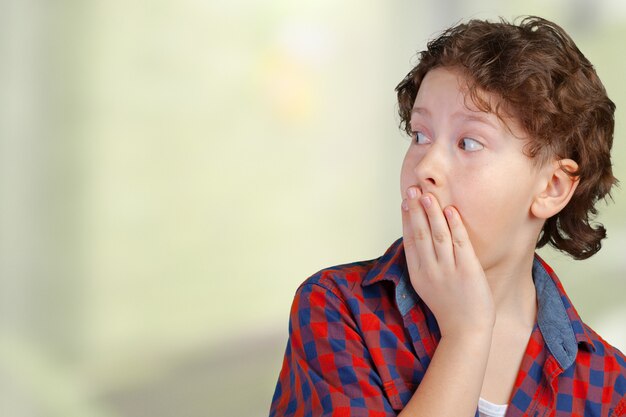 Photo portrait of young amazed boy