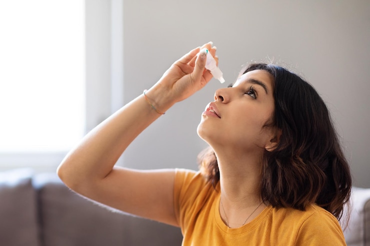 Photo 自宅で点眼薬を適用する若いアラブ女性の肖像画